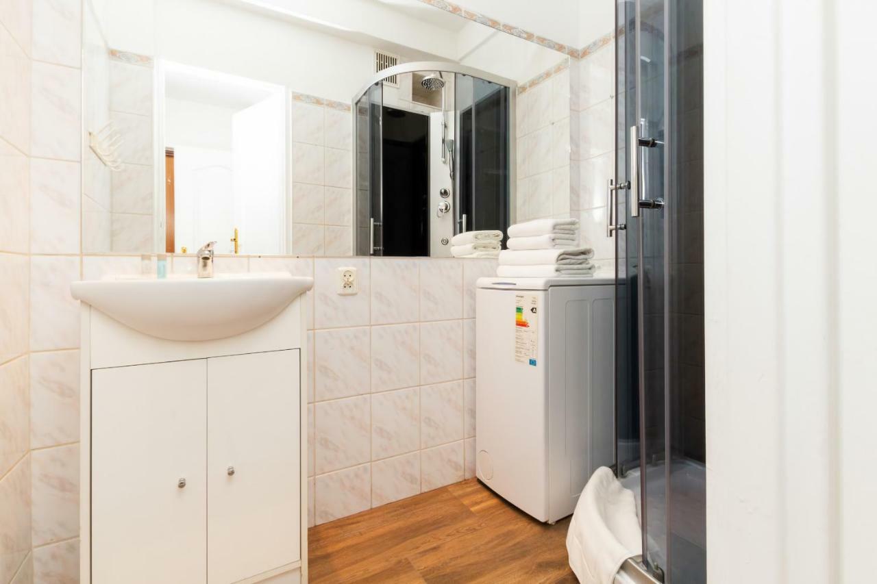 Apartment Dworska By Renters